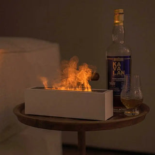 diffuseur d'huiles essentielles posé sur une table devant une bouteille d'alcool