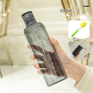 gourde timewater noir en main avec ses accessoires